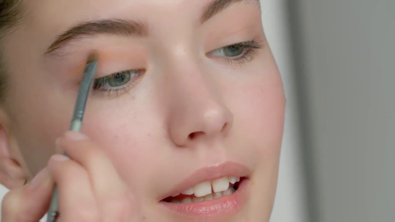 Maybelline Tutorial makeup: Especial Maquillaje para ojos azules anuncio