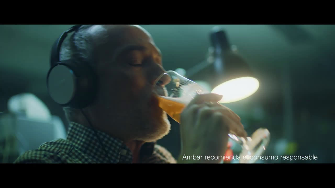 Cervezas Ambar AMBAR: "A OSCURAS" anuncio