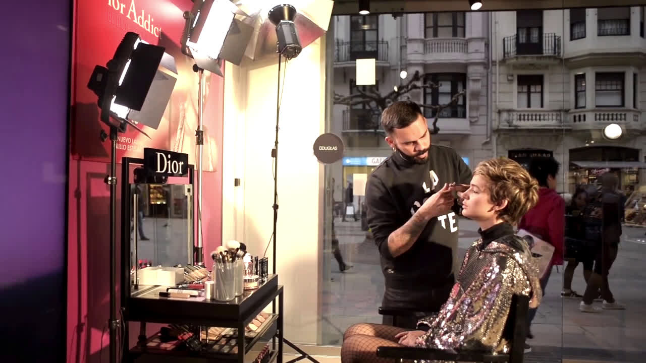Douglas Party Make up Look | Laura Escanes by Dior anuncio