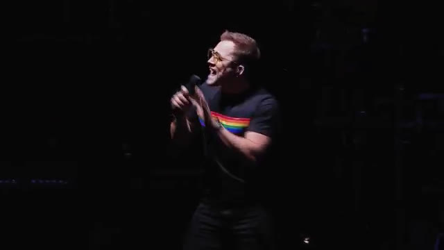 Rocketman | Taron Egerton y Elton John cantan 'Your Song' Trailer