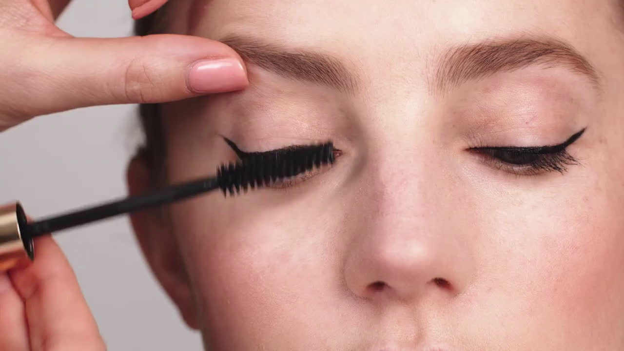 Estee Lauder Look de noche: Tutorial maquillaje eyeliner y labios rojos anuncio