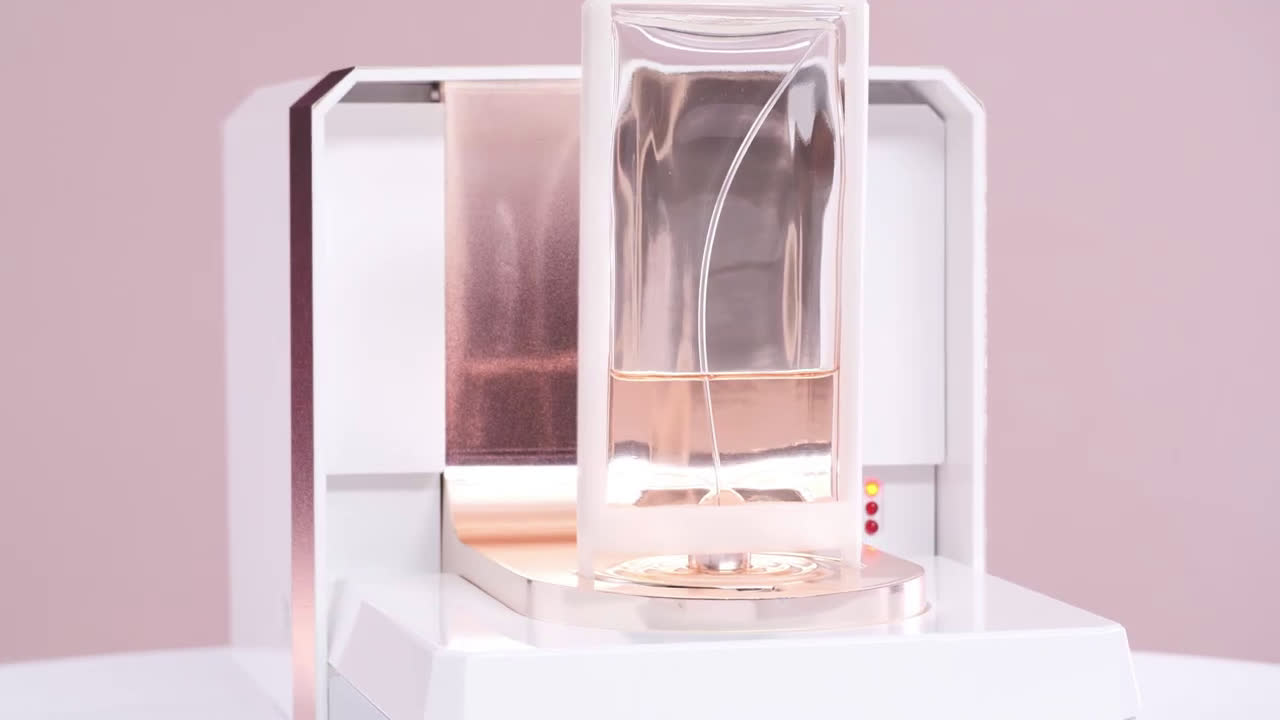 Lancome Descubre la fuente recargable del nuevo perfume IDÔLE anuncio