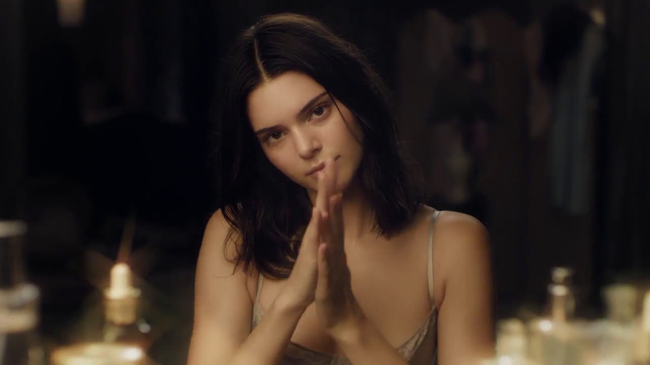 Estee Lauder  Los sueños se hacen realidad, con Kendall Jenner - La habitacion desarreglada anuncio