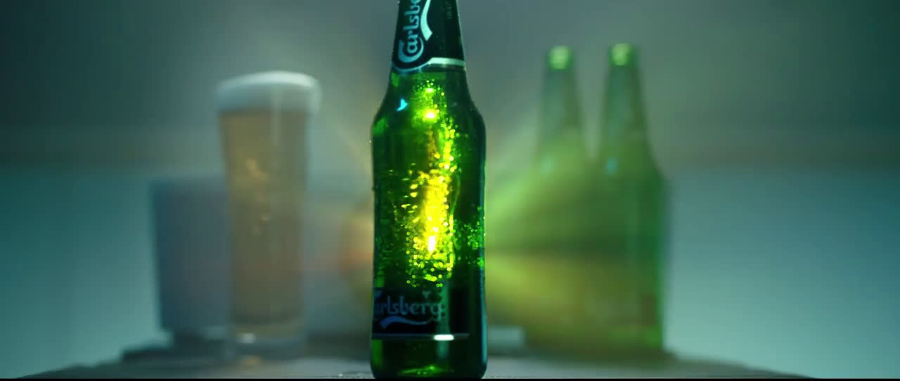 Carlsberg Formando parte de los mejores momentos desde 1847 - viendo una pelicula en el bar anuncio