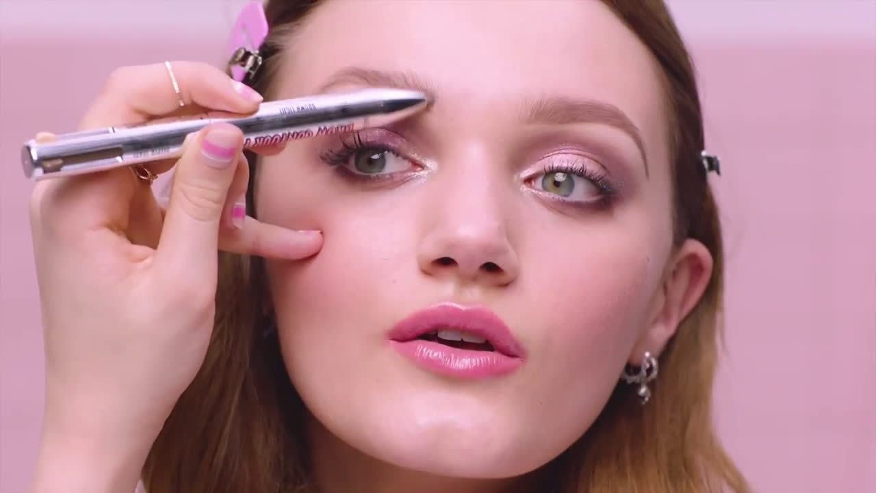 Benefit Cosmetics España - Descubre el lápiz 4 en 1 para tus cejas anuncio