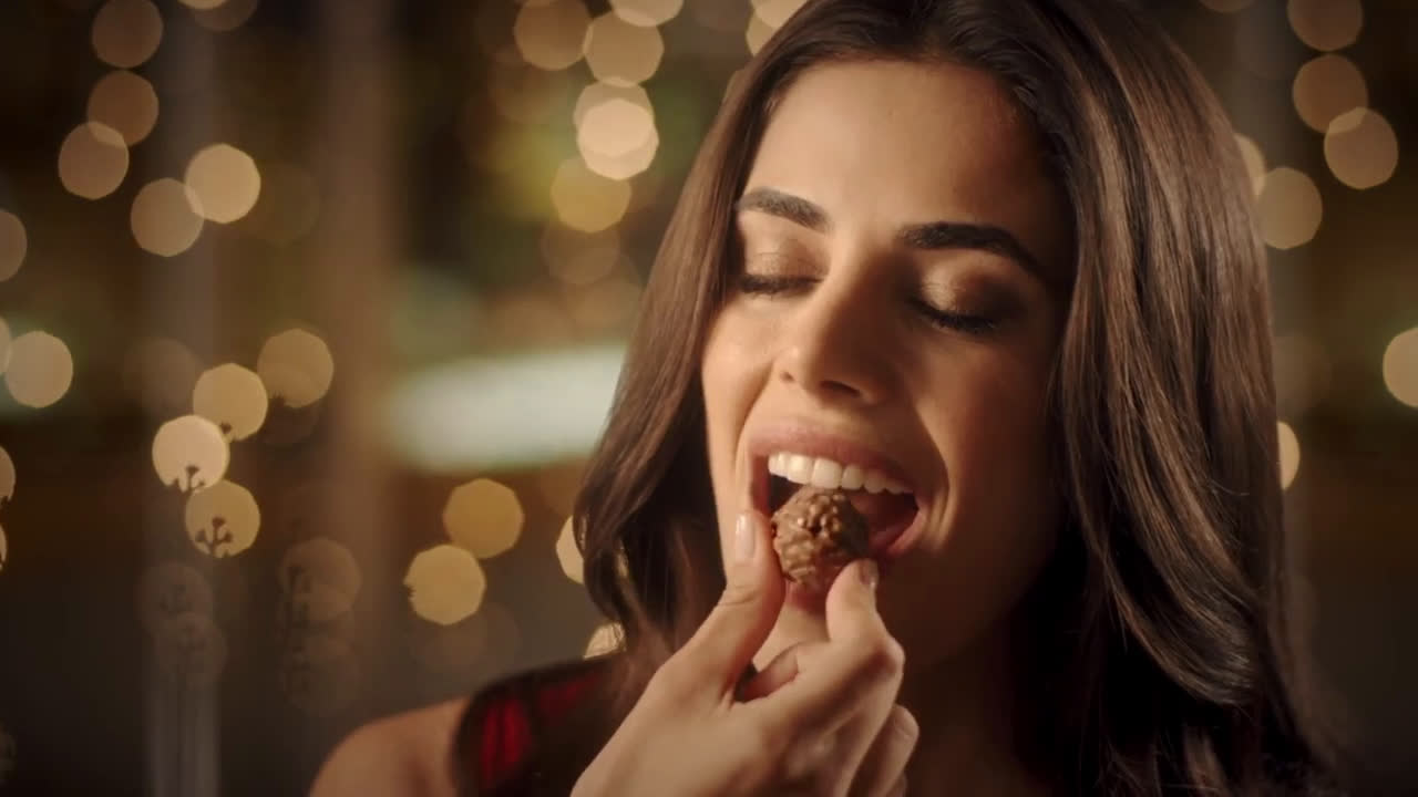 Ferrero Rocher Envuelve de luz tu Navidad anuncio