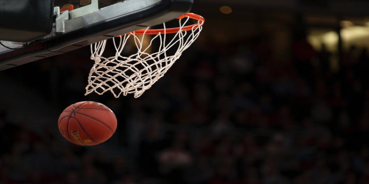 Quand dennis rodman a-t-il commencé à jouer au basket ?