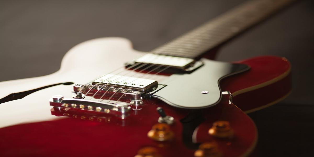 Quand jimi hendrix a commencé à jouer de la guitare