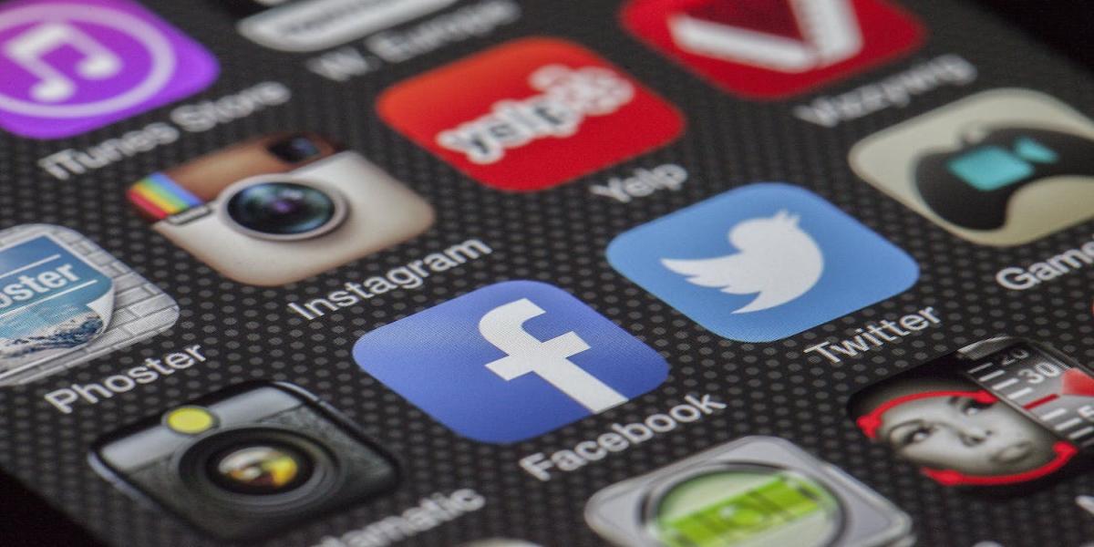 Impedire a Facebook di inviare automaticamente richieste di