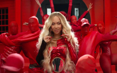 Who is the actor in the Verizon Super Bowl commercial?