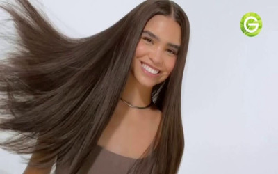 Who sings in the Garnier Fructis Hair Filler ad?