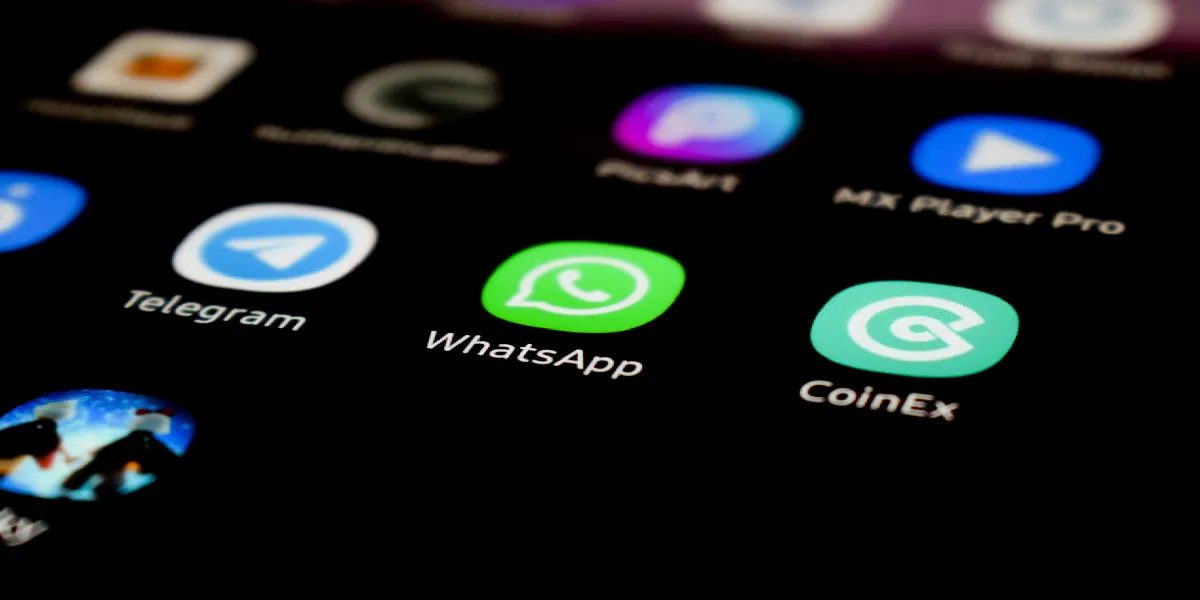 Comment envoyer de faux emplacements actuels et en direct sur WhatsApp