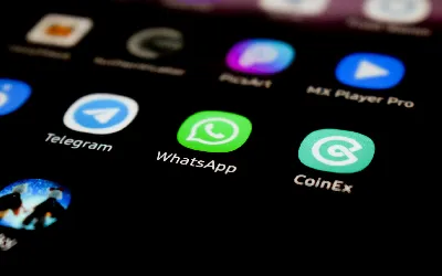 Come inviare posizioni attuali e live false su WhatsApp