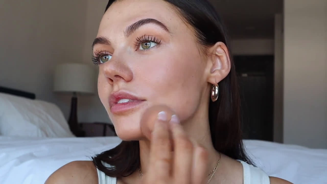  Fresh and Glowy Makeup Look with Summer Sheekey 