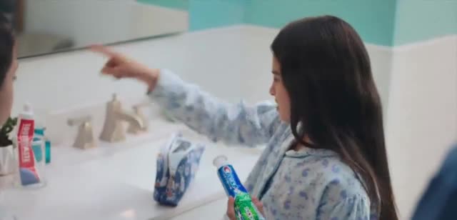  Niña odia la vieja pasta de diente