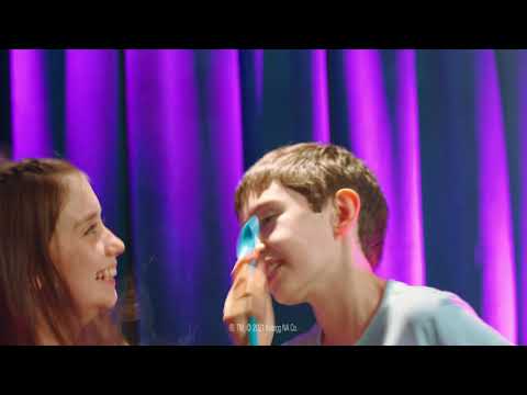  Children connect their spoons