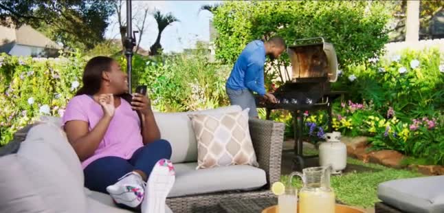  Mujer hace aparecer unos muebles en su jardín