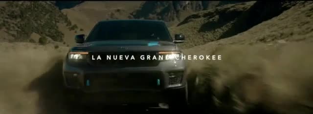 Jeep Mujer escalando altas montañas en un comercial de jeep