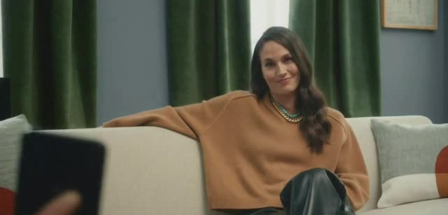  Stephen Curry and Sue Bird on the sofa