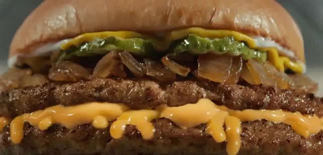 Sonic Hombre comiendo en su carro de electricista