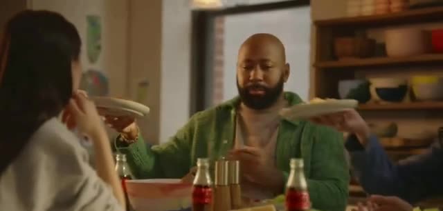  Gigi Hadid dancing with her friends while she cooks