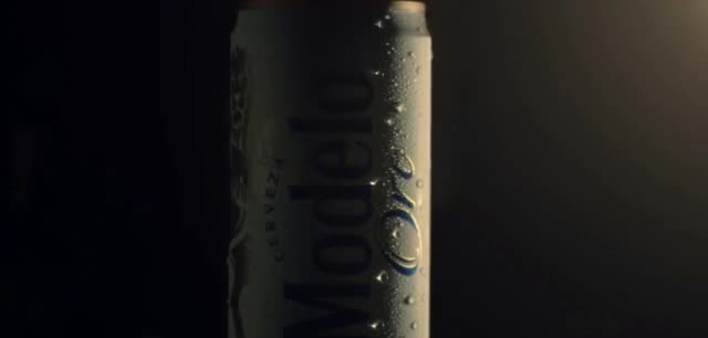 Modelo in a whole new light