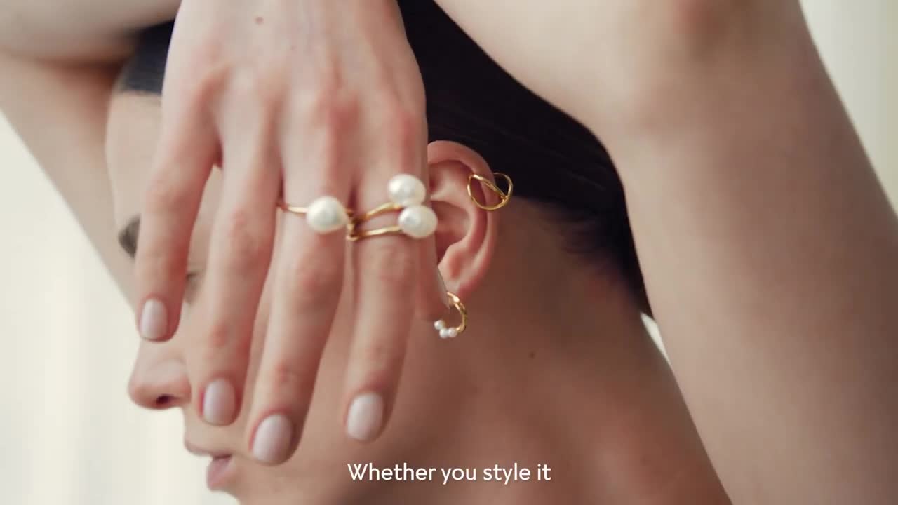  How to style pearls according to Sophia Roe