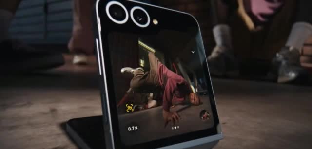  Galaxy Z Flip6 'Breakdancing: $800 Off'