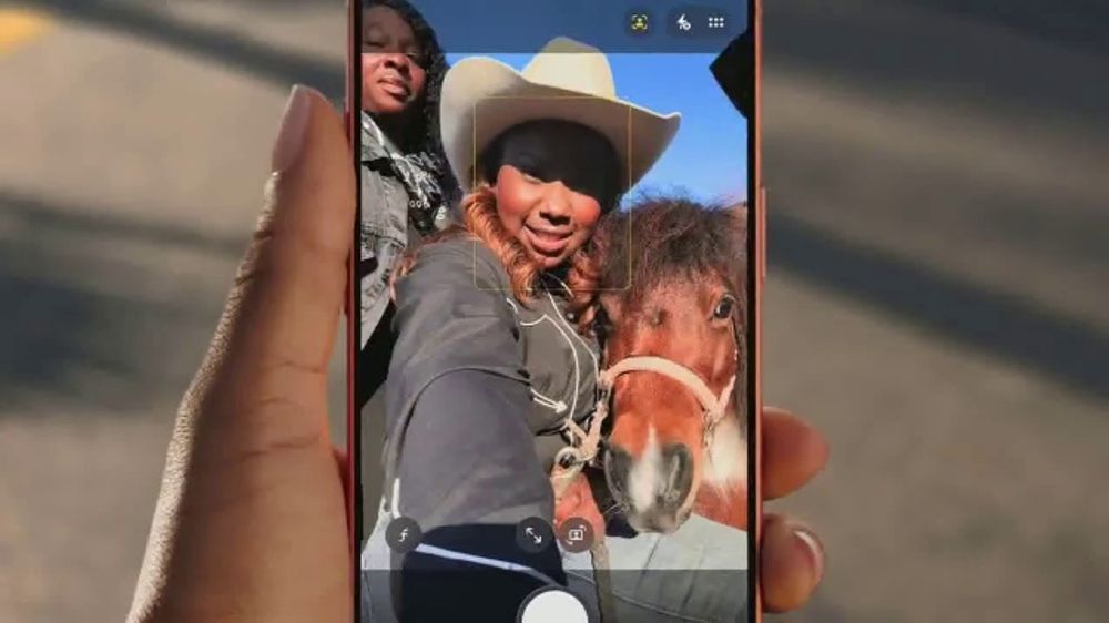 Apple iPhone 📱 17 Pro – Smart Group Selfies