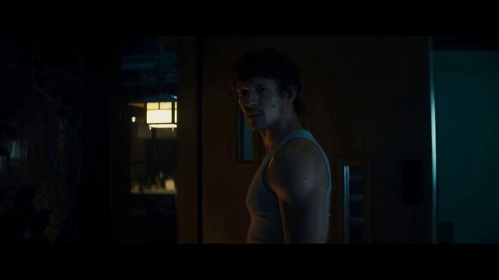 Verizon Look Behind You: Best Butt, Best Network – 2026 – TV Commercial (Featuring Connor Storrie)