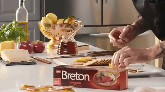  Breton Original - Appetizers: Cheddar, Apple and Honey Crackers Featuring Kayne Raymond