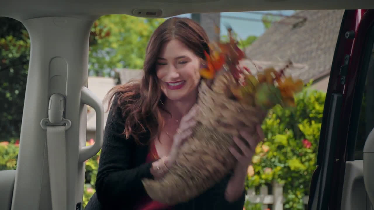Chrysler Thanksgiving ft. Kathryn Hahn Chrysler Pacifica Ad