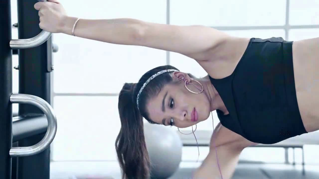  woman doing horizontal pull-ups