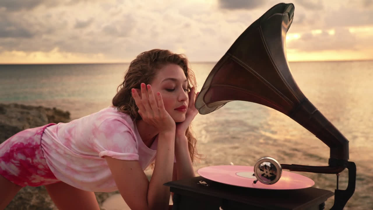  Gigi Hadid | Michael Kors Wonderlust Sublime