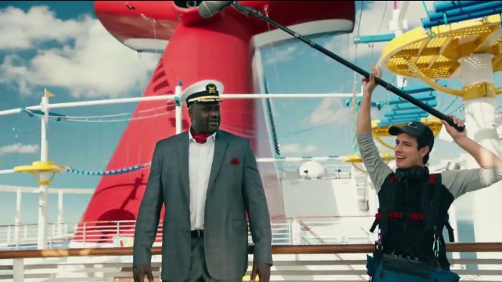  Shaquille O'Neal playing mini golf