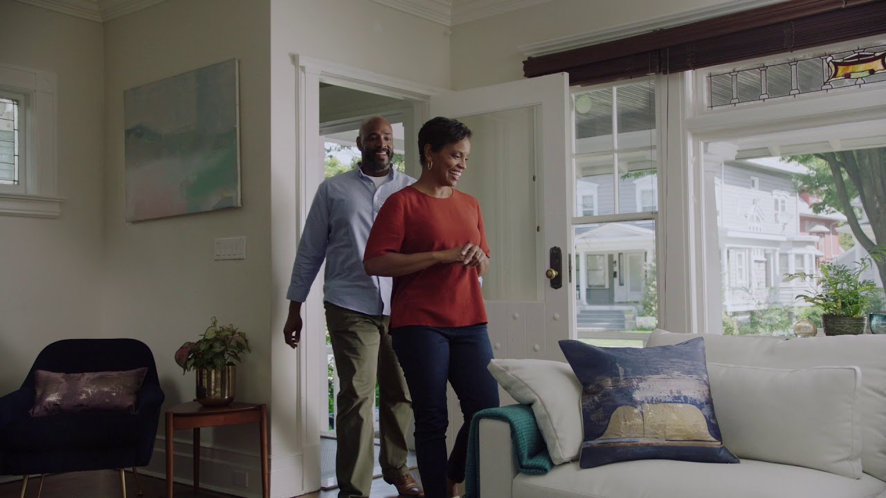 ¿Quiénes son la pareja que aparece en el anuncio de diseño de interiores de West Elm?