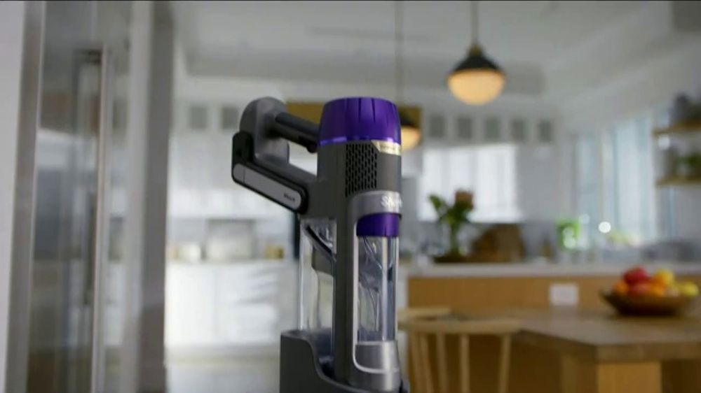 ¿Quién aparece en el anuncio de la aspiradora SharkNinja?