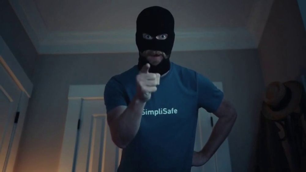 ¿Quién es la actriz que aparece en el anuncio de protección para el hogar de SimpliSafe?