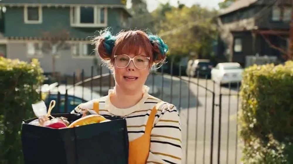 Chi è l'attore nello spot pubblicitario di Instacart per la spesa al supermercato?