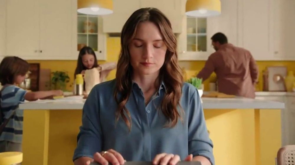 Who is the model in the Nature Made vitamins ad?