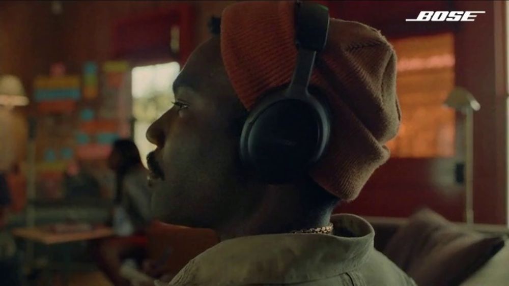 Qual è la canzone che viene riprodotta nello spot pubblicitario di Bose QuietComfort Ultra?