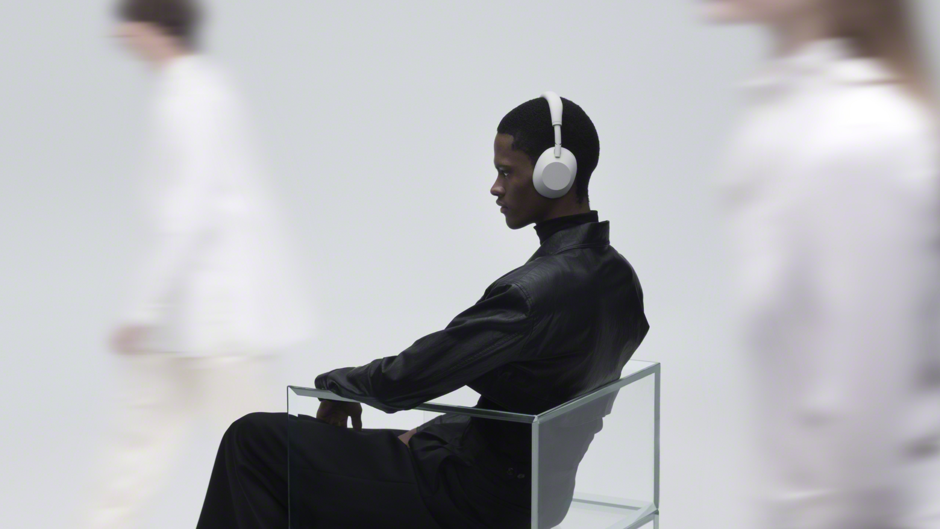 Who is the actress in the Sony WH-1000XM6 headphones ad?