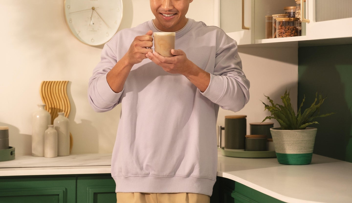 ¿Quién es el actor que aparece en el último anuncio de Starbucks "Ritual Matutino"?