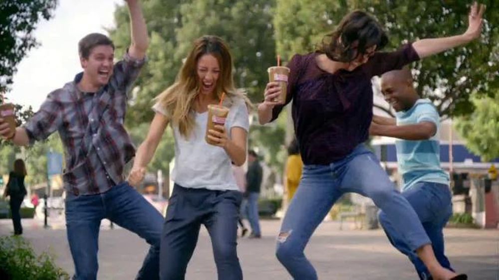 ¿Cuál es la canción de fondo del anuncio de Dunkin' "Fuel Your Day" de 2026?