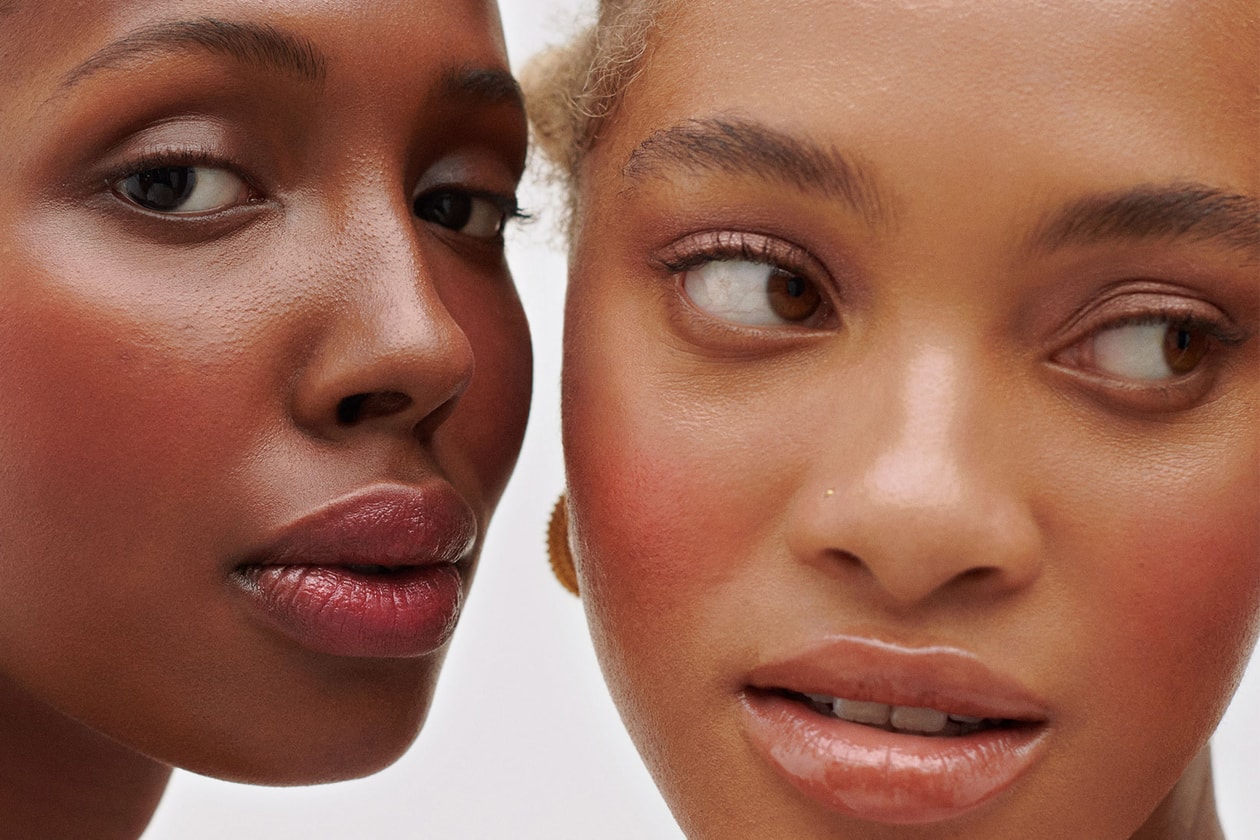 ¿Quién es la modelo en el último anuncio de Glossier "Cloud Paint" 2026?