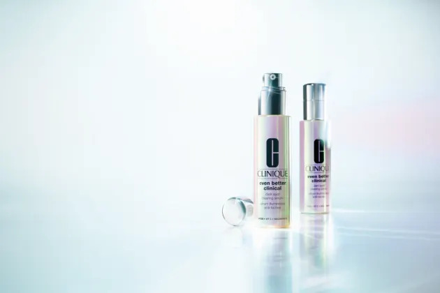 ¿Quién es el actor de voz en el anuncio de Clinique "Great Skin" de 2026?