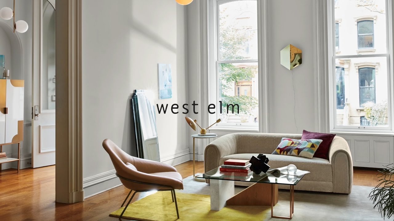 ¿Quién aparece en el anuncio de West Elm 2026 "Modern Living"?