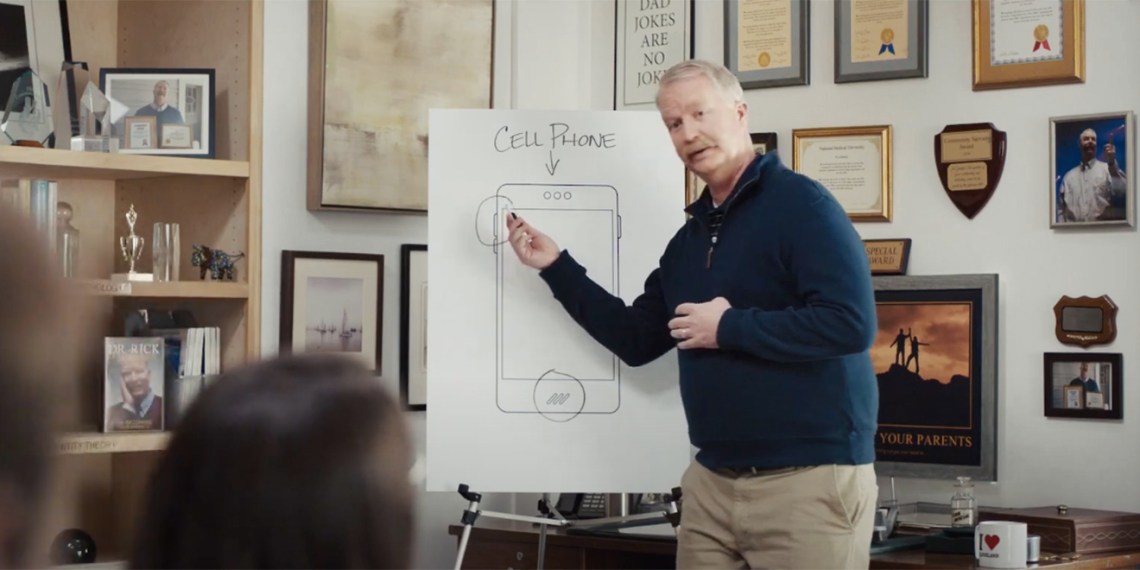 ¿Quién es el actor que aparece en el último anuncio de Progressive titulado "Convirtiéndonos en tus padres"?