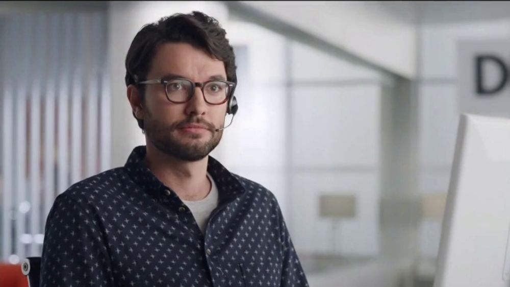 ¿Cuál es la canción del anuncio de Discover sin cuota anual?