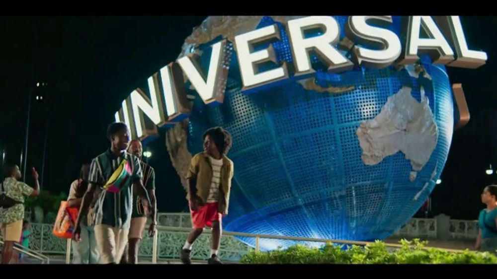 ¿Quién canta en el anuncio de la campaña "Little Man" de Universal Orlando Resort?